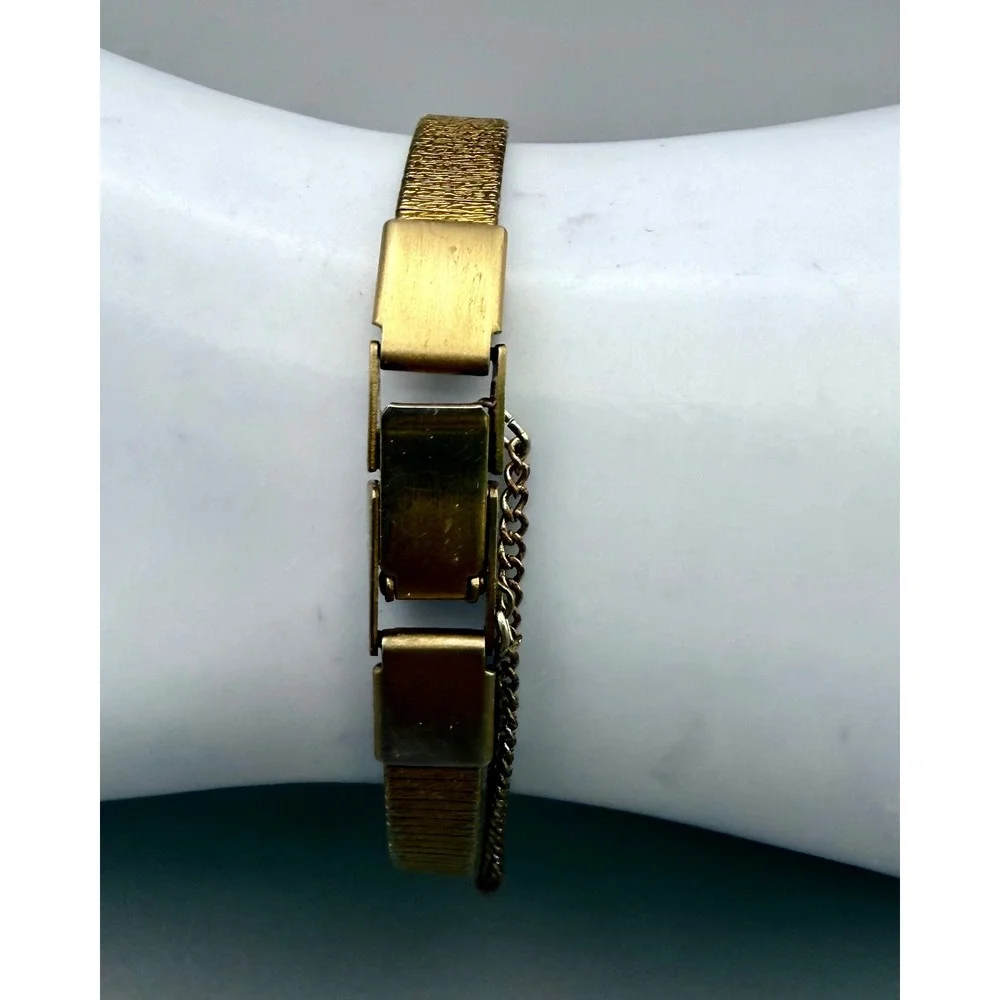 Vintage Citizen 5930-S26350 Women's Gold Tone Oval Quartz Watch Working